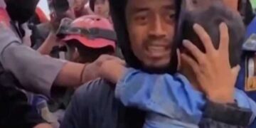 فيديو لإنقاذ الطفل “المعجزة”.. ظلّ عالقا تحت الأنقاض ليومين