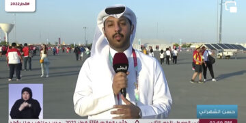 مذيع تلفزيون قطر حسن الشهراني يسقط أمام الكاميرا على الهواء مباشرة بسبب شدة الإعياء والإرهاق